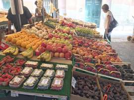 Verschiedene Früchte auf einem Marktstand in Venedig