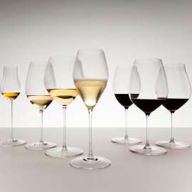 Verschiedene Riedel Weingläser links 3 mit Weisswein und eines mit Schaumwein, rechte 3 mit Rotwein