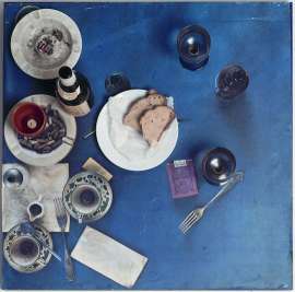 Daniel Spoerri Tableau Piège, Restaurant Spoerri, 1972 Assemblage mit Geschirr- und Speiseresten auf blauem Papiertuch in Plexiglaskasten, 70 x 70 x 40 cm