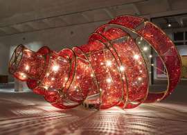 Ausstellungsansicht, 2019 CHINESE WHISPERS. Neue Kunst aus der Sigg Collection MAK-Ausstellungshalle Im Vordergrund: Ai Weiwei, Descending Light with A Missing Circle, 2017 Metall, Kristallglasperlen, Leuchtkörper, Kabel Sigg Collection, Schweiz