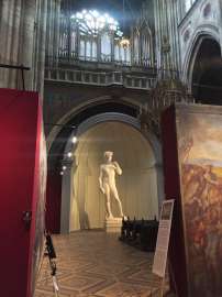 Ausstellungsansicht: Die grossen Meister in der Votivkirche
