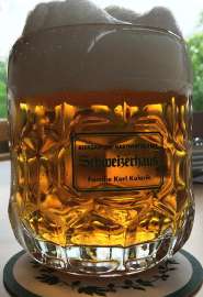 Ein perfekt eingeschenktes Krügerl Budweiser mit Schweizerhaus Logo