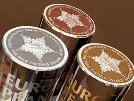 Die drei Awards in Gold, Silber und Bronze