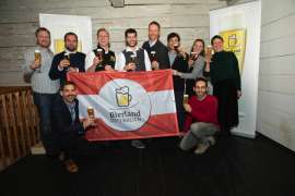 Das Österreichische Biersommellier Nationalteam 2019 mit Österreichischer Fahne