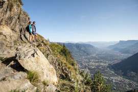 Pärchen genießt den atemberaubenden Blick ins Tal beim Wandern
