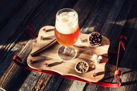 Ein Glas Bier in festlichem Arrangement