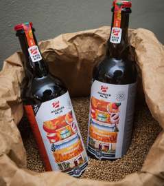 Flaschenphoto: Das saisonale Stiegl-Hausbier ?Schneeweißchen & Orangenrot? ist ab sofort bis Ende Juni erhältlich.