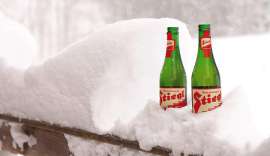 2 Flaschen Stiegl im Schnee
