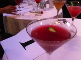 Verschiedene Cocktails auf einem Tisch