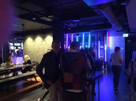 Der Coole Barbereich in buntem Licht während dem VIP-Opening der 23. Restaurantwoche