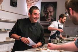 Juan Amador mit seinem Team beim Anrichten