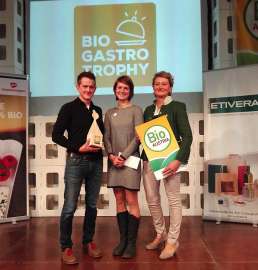 Gertraud Grabmann überreicht den Preis an Anneliese und Johannes Steinmayr
