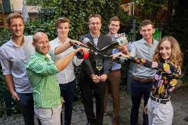 Die 6 Finalisten der Jungwinzertrophy im Wiener Schlossquadrat freuen sich auf einen spannenden Wettbewerb: Mathias Prugmaier (Weingut Assigal), Andreas Knötzl (Weingut Knötzl), Johannes Fritz (Weingut Josef Fritz), Jürgen Geyer (GF Schlossquadrat),