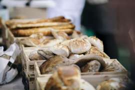 Im Bild verschiedene Brote - Wer nach dem Brotfestival selber Neues ausprobieren möchte, findet in der Kruste&Krume Mehl-Greisslerei in Wien 4 über 30 verschiedene Mehle!