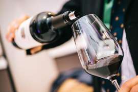 Auf der Mondovino 2018 wird Rotwein in ein Glas eingeschenkt