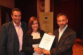 v.l.n.r.: Dr. Josef Schuller MW (Leiter der Weinakademie Österreich), Stipendiatin Susanne Tormalm, RWB-Präsident Kurt Feiler bei der Übergabe des RWB-Stipendiums