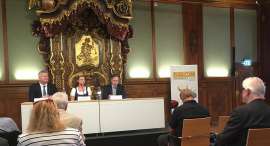 Chris York (ÖWM), Weinkönigin Susanne I. und Johannes Schmuckenschlager (Österr. Weinbauverband) bei der Pressekonferenz