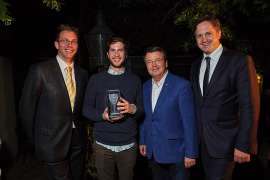 Dem sympathischen Jungwinzer Paul Schabl gratulieren Jürgen Geyer (GF Schlossquadrat), ÖWM-Chef Willi Klinger und der Präsident des österr. Weinbauverbands NAbg. Johannes Schmuckenschlager.