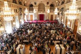 Besucher der Veranstaltung in den Prunkräumen der Wiener Hofburg