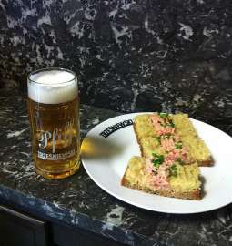 Das Trzesniewski Wiesnbrötchen mit einem Pfiff Bier