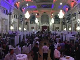 Blick in den großen Festsaal mit den Ständen der Burgenland Winzer