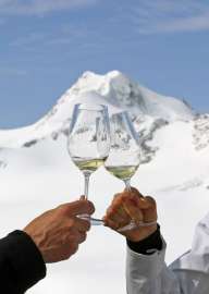 Wein am Berg 2012 Zwei Gläser Weißwein prosten vor dem Bergpanorama