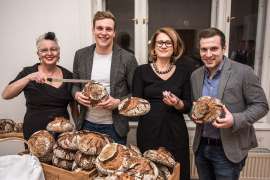 Frau Erna vom Schwarzen Kameel war für Beinschinken verantwortlich. Köstliches Brot lieferte Bäckerstar Georg Öfferl.