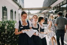 Am Fest der Wirtshauskultur Niedersterreich servieren drei junge Damen in Tracht Fingerfood