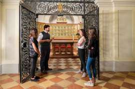Eine Kleingruppenführung vor dem Verduner Altar