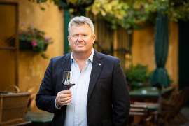 Chris Yorke, Geschftsfhrer WM, mit einem Rotweinglas