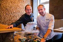 Sascha und Marcel Ruhm präsentieren an der neuen Sushibar eine Etagere mit kreativem Sushi