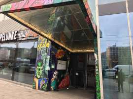 Aussenansicht der Spelunke mit bunter Grafitti