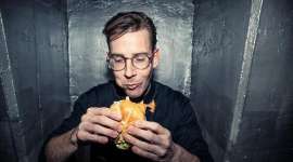 Carlo Neumann mit einer Schnitzelsemmel