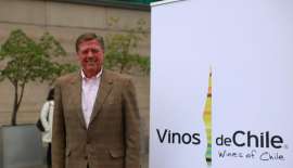 Aurelio Montes sr. neben dem Wines of Chile Logo