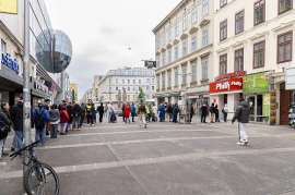Lange Menschenschlange vor dem Philly Vienna in Wien 10