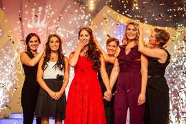 Die 71. Deutsche Weinkönigin heißt Angelina Vogt und kommt von der Nahe. Als Deutsche Weinprinzessinnen komplettieren Julia Sophie Böcklen aus Württemberg (rechts) und Carolin Hillenbrand von der Hessischen Bergstraße (links) das Trio der Deutschen W