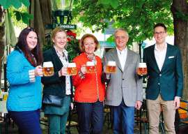 Familie Kolarik mit Budweiser-Krügeln vor dem Schweizerhaus: V.l.n.r.: Regina Kolarik, Lydia Kolarik, Hanni Kolarik, Karl Jan Kolarik, Karl Hans Kolarik