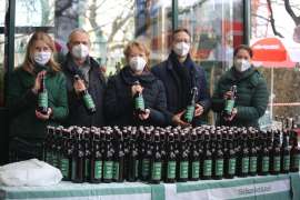 Familie Kolarik mit FFP2-Masken und der Sonderedition vor dem Schweizerhaus: v.l.n.r.: Lydia Kolarik, Karl Jan Kolarik, Hanni Kolarik, Karl Hans Kolarik, Regina Kolarik