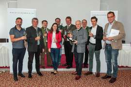 Die Protagonisten feiern das neue DAC mit steirischem Wein (vlnr:) Christoph Neumeister, Werner Luttenberger, Willi Klinger, Claudia Genner-Schauer, Stefan Potzinger, Franz Titschenbacher, Hans Seitinger, Johann Dreisiebner, Armin Tement, Georg Regel
