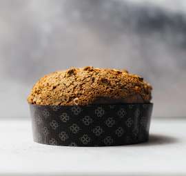 Ein perfekt gebackener Ströck Panettone im Ganzen
