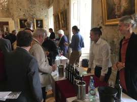 Besucher verkosten im Schloss Esterhazy die neuen RWB-Weine