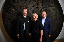 Freude im Lenz Moser-Team über 24 Goldmedaillen in den ersten fünf Monaten des Jahres (v.l.n.r.) Ing. Norbert Gutmayer (Weingartenmanagement Malteser Ritterorden), Ing. Michael Rethaller (Qualitätssicherung), Ing. Ernest Grossauer vor einem großen F