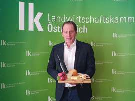 LK-Prsident Josef Moosbrugger mit einer traditionellen Osterjause