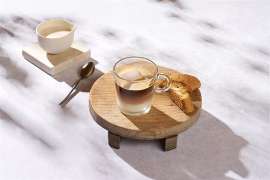 Caffè alla Salentina by Nespresso auf einem Holzbrettchen serviert