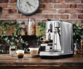 Die neue Nespresso Creatista Maschine mit drei beispielhaft zubereiteten Barista Kaffees