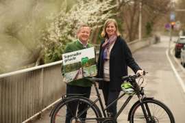 Erich Neuhold und Baraba Eibinger-Miedl (mit Fahrrad) freuen sich auf die Superradler
