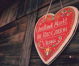 Ein rot glasiertes Lebkuchenherz mit der Beschriftung 'Christkindl Markt The Ritz-Carlton Vienna'