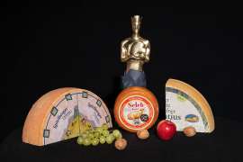 Die AMA Käsekaiser-Trophäe, davor die 3 Besten der Kategorie 'Schnittkäse g'schmackig', in der Mitte der 'Waldvirtler Selchkäse'