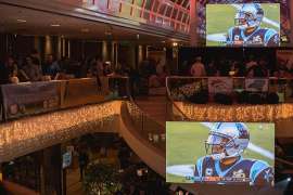 Superbowl Party mit Riesenvideoscreens in der großen Atriumhalle des Vienna Marriott