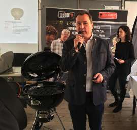 Christian Hubinger (Geschäftsführer Weber-Stephen Österreich) präsentiert den neuen Master-Touch Premium Holzkohlegrill
